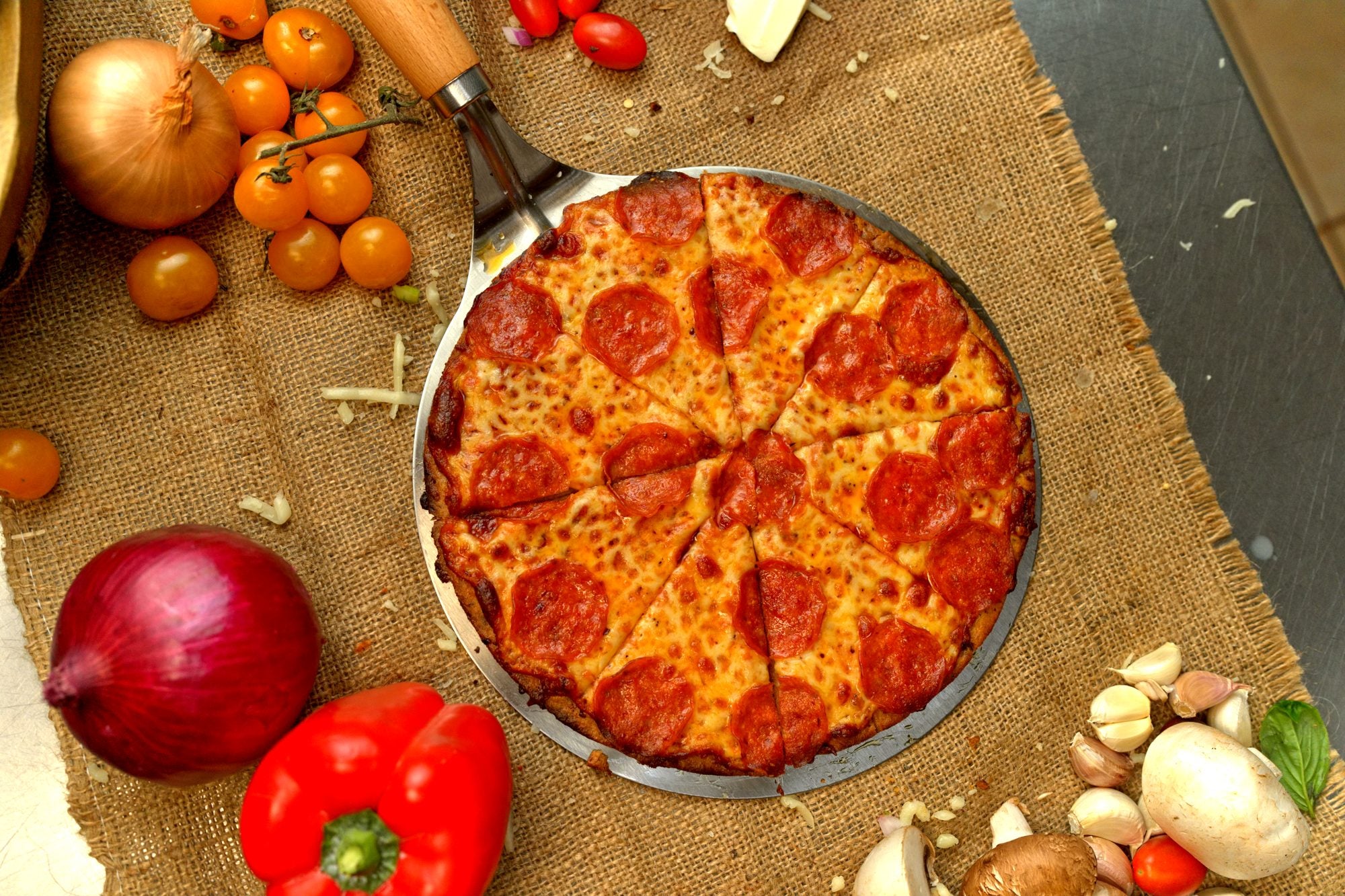 Pizza de pana de pepperoni cortada en slices